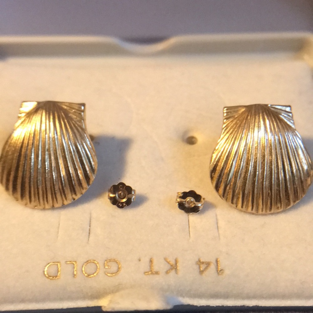 Solid 14k Yellow Gold Shell Stud Earrings. Preown… - image 4
